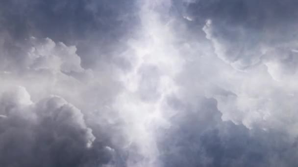 พาย ฝนฟ าคะนองและเมฆม ดเคล อนไหวในท องฟ — วีดีโอสต็อก