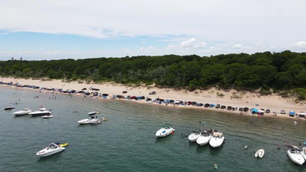 Strand Von Nickel Beach Geparkte Fahrzeuge Mit Segelbooten Wasser Port — Stockvideo