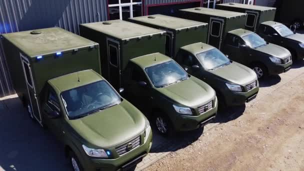 ウクライナのために作られた救急車のドローンショット ウクライナでの戦争の取り組みに参加する救急車 — ストック動画