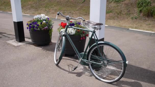 Uma Bicicleta Vintage Dos Anos Uma Estação Trem Durante Segunda — Vídeo de Stock