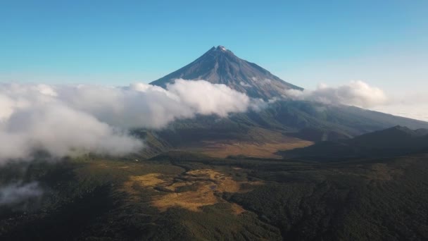 Der Vulkan Taranaki Hinter Weißen Wolken Überqueren Eines Waldtals — Stockvideo