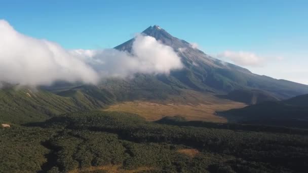 背景にはタラナキ火山との景観 過去の雲を引き返す ニュージーランド — ストック動画
