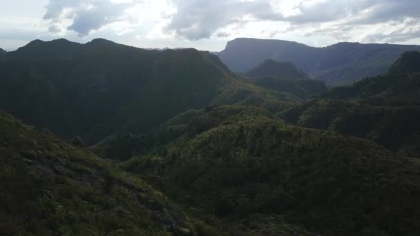 Coromandel Mountains Und Tal Schatten Mit Dem Sub Hinter Wolken — Stockvideo