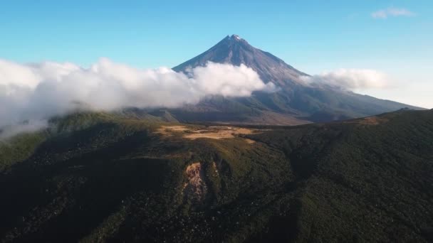 遠くにタラナキ山の火山がある山の後ろに隠された谷を明らかにする ニュージーランド — ストック動画