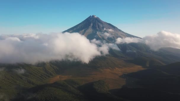 白い雲の後ろの距離でタラナキ山のパンニングショット ニュージーランドのエグモント国立公園 ドローン映像 — ストック動画