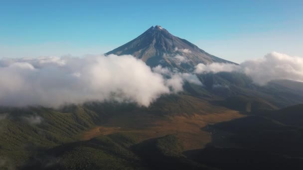 Panning Shot Del Monte Taranaki Lontananza Dietro Nuvole Bianche Parco — Video Stock