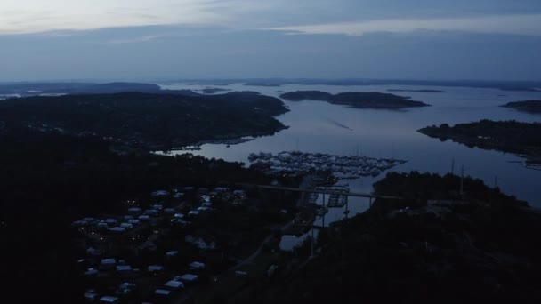 Localidade Pacífica Porto Marina Serena Paisagem Aquática Noruega Durante Noite — Vídeo de Stock