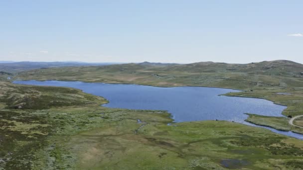 欧洲北欧国家偏远乡村中的广袤的地形和湿地湖 广阔的空中 — 图库视频影像