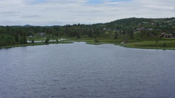 在挪威乡村的背景下 带着居民点飞越川流不息的湖 空中广射炮 — 图库视频影像