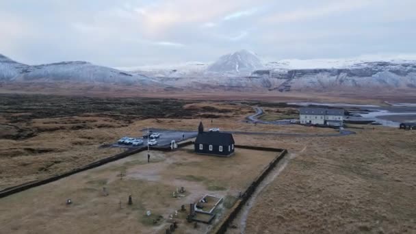 Budakirkja Iglesia Tiro Aéreo Islandia Gran Tiro Frente Las Montañas — Vídeos de Stock