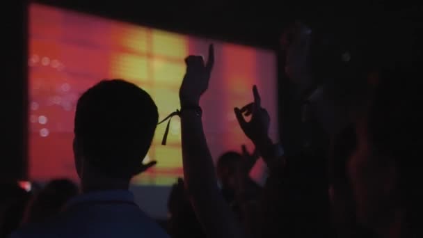 Силуэты Танцуют Перед Экраном Вечеринке Медленное Движение — стоковое видео