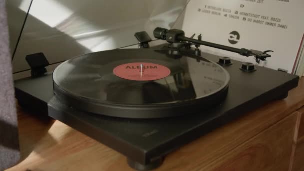 Memulai Record Player Oleh Male Caucasian Hand Tonearm Dan Vinyl — Stok Video