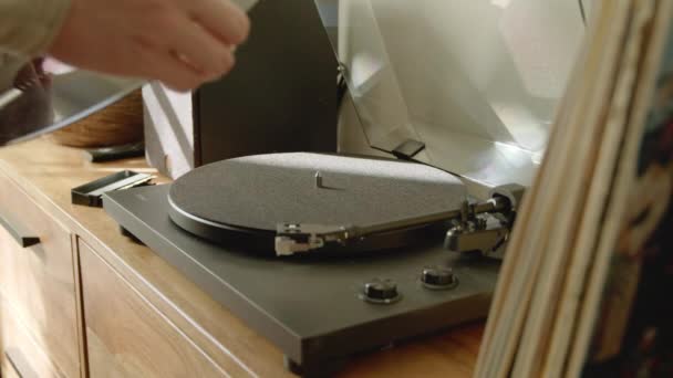 Menempatkan Vinyl Record Player Untuk Memutar Musik Lama Selama Sunny — Stok Video