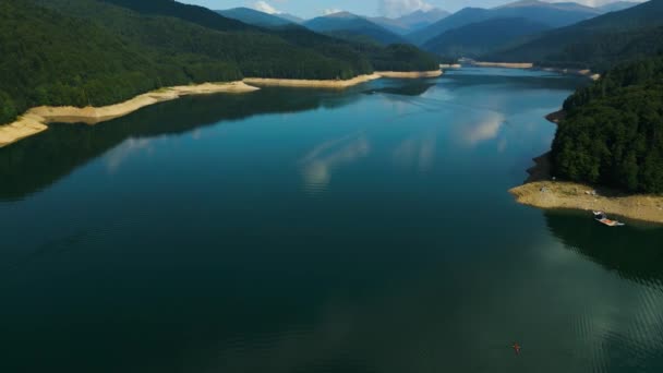 ルーマニアのカルパチア山脈のVidraru湖人工湖の空中 汚染されていない風光明媚なリモート母なる地球未踏 — ストック動画
