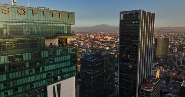 メキシコシティ航空V22の劇的なドローンは 日没時に美しい大都市の街並みを撮影するダウンタウンの高層ビルの間でパエオ レフォルマを飛行 マヴィックで撮影3 Cine 2021年12月 — ストック動画