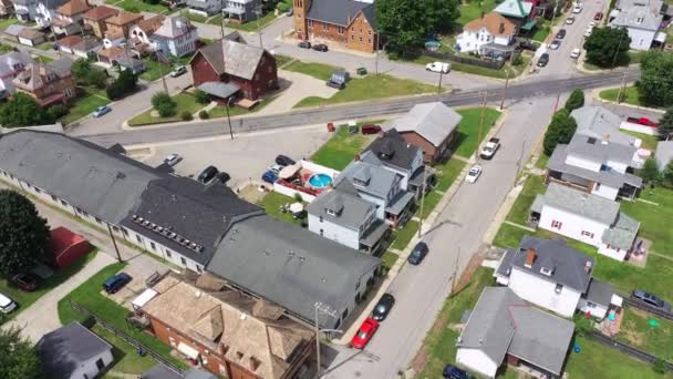 夏にペンシルベニア州西部の家屋のゆっくりとした前方の空中傾きの撮影 ピッツバーグ郊外 — ストック動画