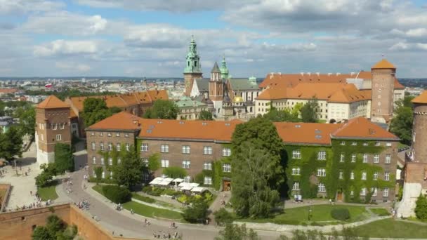 Bioscoopvlucht Boven Wawel Royal Castle Hete Zomerdag Polen — Stockvideo