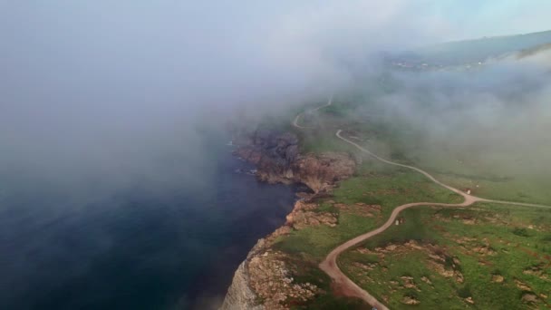 Luchtfoto Van Een Zee Bedekt Met Mist Golven Met Mistige — Stockvideo