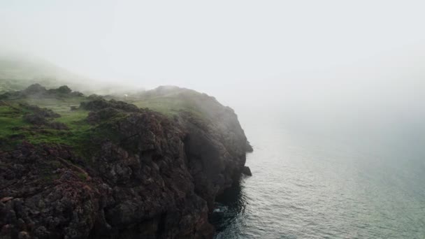 Luchtfoto Van Een Zee Bedekt Met Mist Golven Met Mistige — Stockvideo