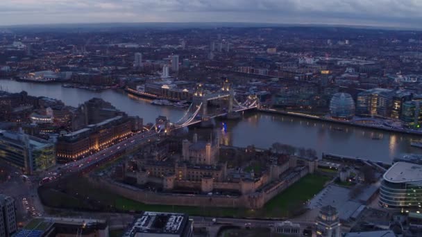Высотный Аэродинамический Снимок Исторического Лондонского Тауэра Тауэрского Моста Приближением Ночи — стоковое видео