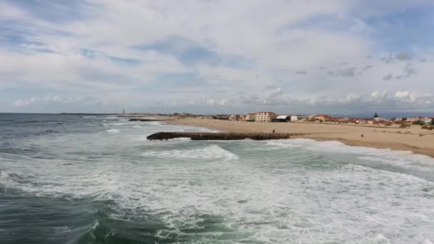 Flygfoto Över Klippig Brygga Vid Stranden Costa Nova Soliga Aveiro — Stockvideo