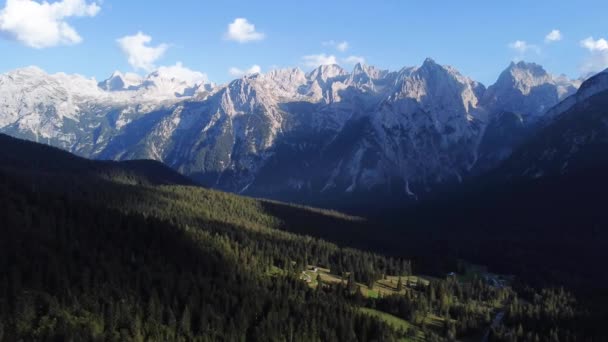 Rotační Drone Záběr Ohromující Údolí Plné Borovic Jedinečnými Jedinečné Horské — Stock video