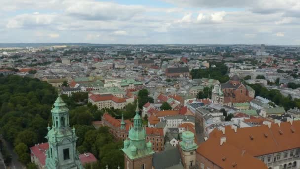 Aerial Pullback Avslöjar Wawels Kungliga Slott Ett Krakows Främsta Turistmål — Stockvideo