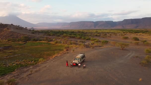 Fantastisk Drönarbild Safari Jeep Parkerad Kulle Med Människor Som Sitter — Stockvideo