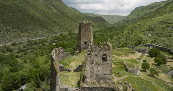 Benteng Khertvisi Reruntuhan Dengan Pemandangan Panorama Pegunungan Hijau Georgia Udara — Stok Video