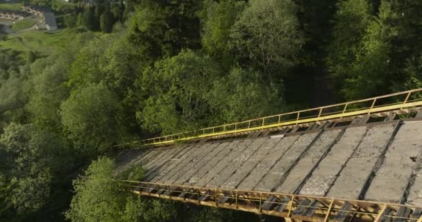 Konkreta Ramper Gammal Ski Jumping Hill Tät Skog Bakuriani Georgien — Stockvideo