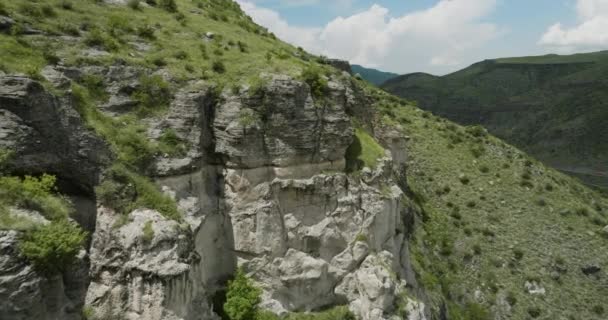 Güney Georgia Daki Khertvisi Kalesi Yakınlarındaki Dağlarda Craggy Peyzajı Yaklaşıyoruz — Stok video