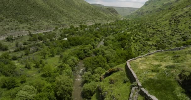 Vegetación Densa Río Con Fortaleza Khertvisi Colina Rocosa Meskheti Georgia — Vídeos de Stock