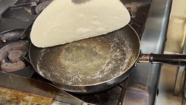 我要用平底锅煮一个小菜 — 图库视频影像