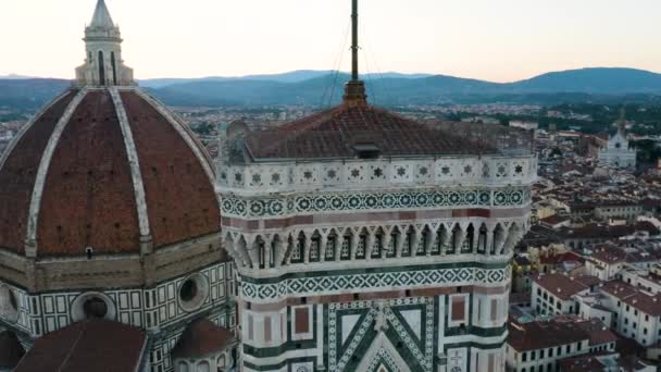イタリアのフィレンツェにあるカンパニーレ ジョット Giotto Bell Tower の空中写真を閉じる — ストック動画