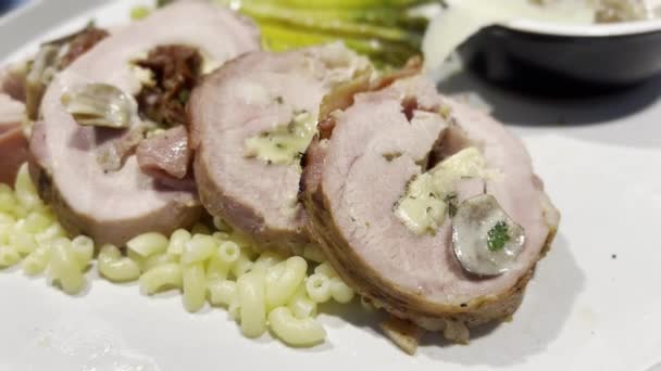 Presentación Filete Cerdo Relleno Echine Dos Sabores Verde Espárrago — Vídeos de Stock