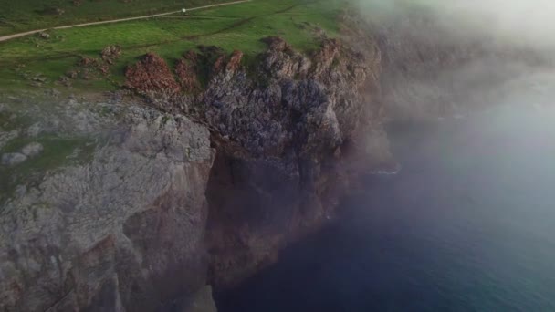 霧に覆われた海の空中ビュー スペインのカンタブリア州のUbiarcoで霧の多い環境で波 背景の山の範囲 高いドローンが発砲し — ストック動画