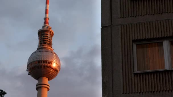 Close Berliner Fernsehturm Golden Hour Reflection Sun — Stok Video