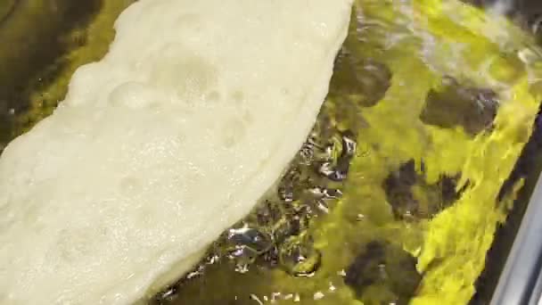 Приготовление Панзеротто Вареном Масле Кухне — стоковое видео