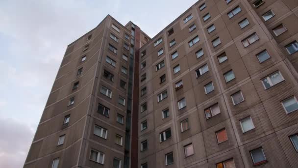 Antiguo Bloque Apartamentos Alexanderplatz Berlín Este Una Zona Peligrosa — Vídeo de stock