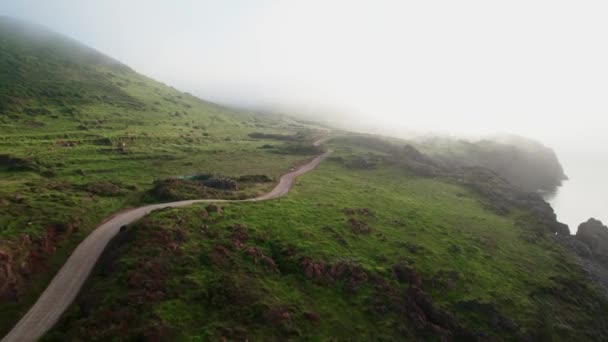 Luchtfoto Van Een Groen Gras Bedekt Met Mist Golven Met — Stockvideo