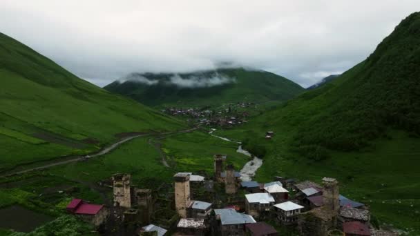 Regenachtig Weer Het Eeuwenoude Bergdorp Ushguli Svaneti Georgië Terugtrekken Vanuit — Stockvideo