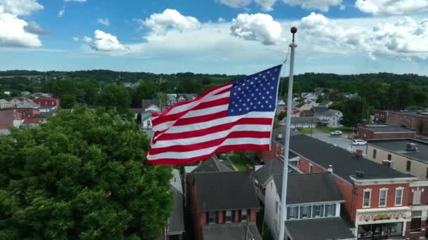 アメリカ国旗だ アメリカ ペンシルベニア州 捕虜Miaのテーマ 小さな町で夏の日に風に揺れる映画的なスローモーション — ストック動画