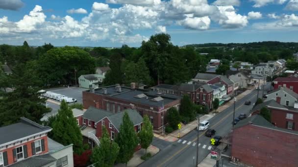 Amerika Nın Tarihi Küçük Kasabası Amerikan Bayrağı Taşıyan Postane Binası — Stok video