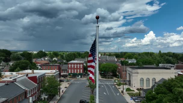 城市广场上的美国国旗 戏剧性的雷雨云彩在地平线上 戏剧性的升空 — 图库视频影像