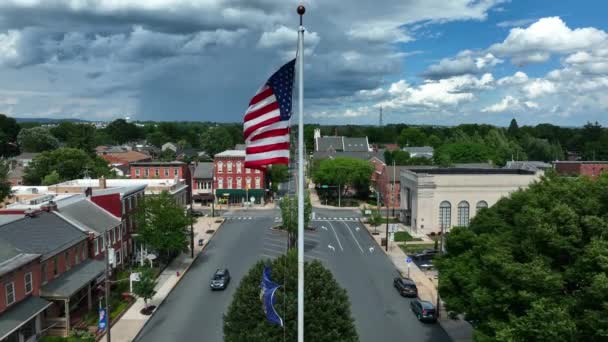 Bandiere Pennsylvania Usa Piazza Città Aerea Giorno Estate — Video Stock