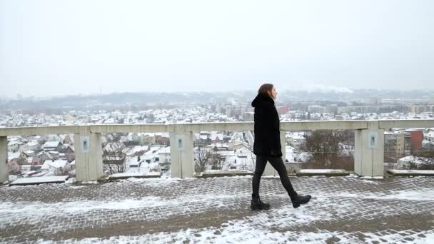 Attraente Giovane Modella Che Cammina Sul Belvedere Fronte Una Giornata — Video Stock