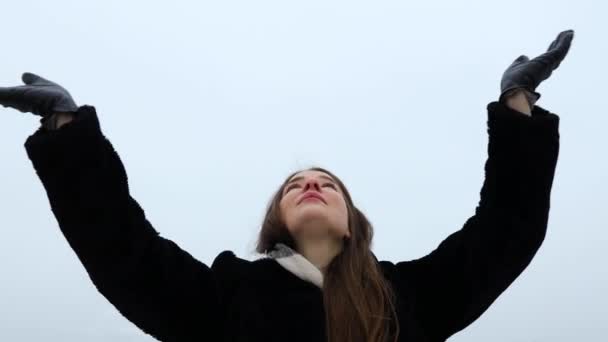 Attraente Femmina Che Prega Cielo Fuori Una Montagna Cappotto Nero — Video Stock