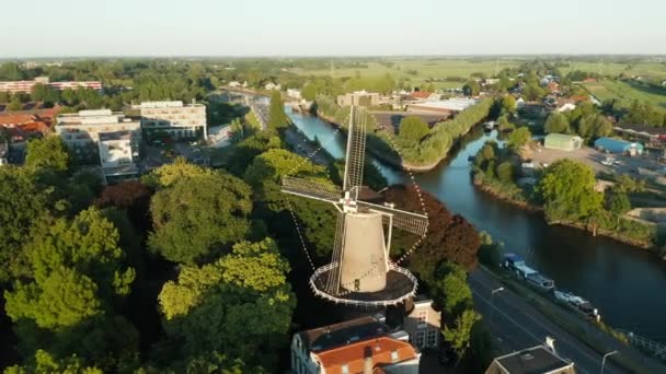 Luchtfoto Van Molen Het Kasteel Aan Riverfront Bij Gouda Dowtown — Stockvideo