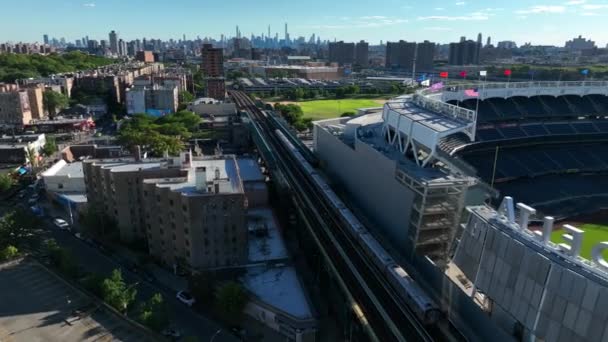 Yankee Stadion Ingázó Vonat Bronxban Manhattan Távolban Van Nyári Napon — Stock videók