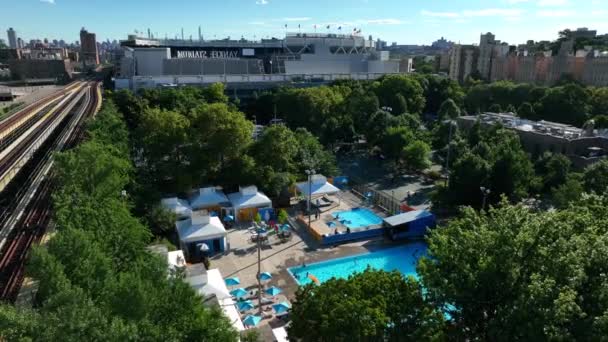 Piscina Exterior Parque Comunitário Nova Iorque Bairro Harlem Bronx Estádio — Vídeo de Stock